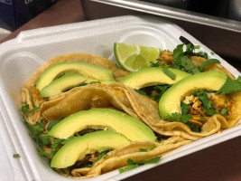 Los Primos Taqueria Taco Truck outside