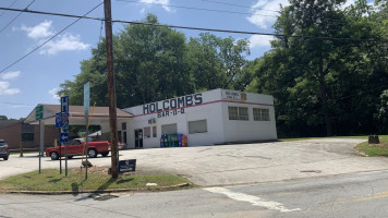 Holcomb's B Que outside