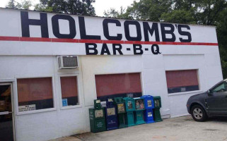 Holcomb's B Que outside