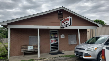 William's -b-q outside