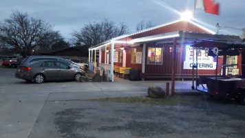 Longoria's Bbq outside