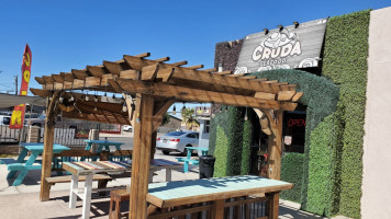 La Cruda Seafood outside