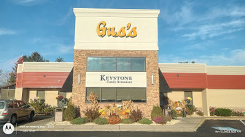 Gus's Keystone Family outside