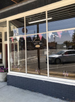 Teddi Lou's Bakery outside