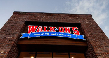 Walk On's Sports Bistreaux Burbank food