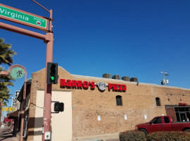 Barro's Pizza outside