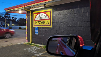 Tie Dye Pizzaria outside