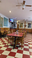 Henriquez Pizza inside