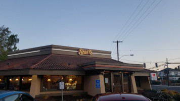 Shari's Cafe And Pies outside