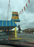 Dillingers Drive-in outside