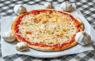 Finos Pizzeria food