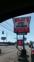 Willy's Pizzeria outside