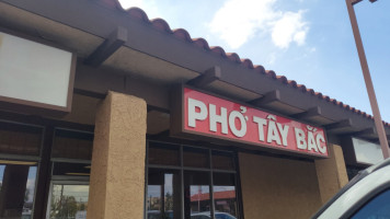 Pho Tay Bac outside