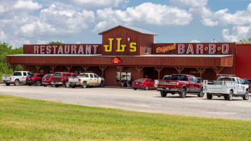 Jl's Barbeque outside