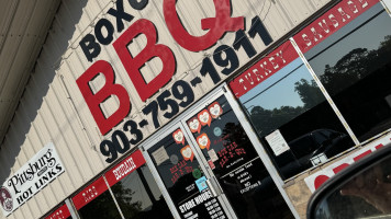 Boxcar B Que outside