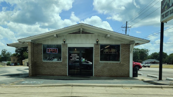 Gilmer Donuts outside