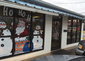 Gilmer Donuts outside