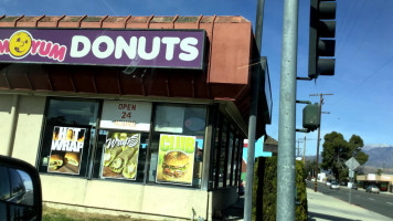 Yum Yum Donuts outside