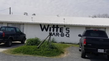 Wittes B Que Catering outside