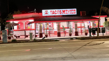 Tacos El Jefe outside