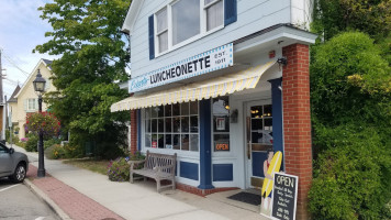 Eckart's Luncheonette outside