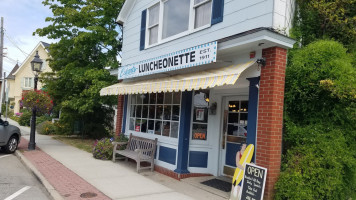 Eckart's Luncheonette outside