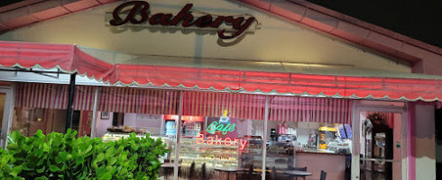 Moulin Rose Bakery outside