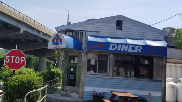 Tony's Diner outside