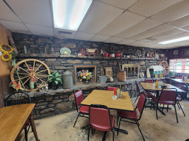 Wagon Wheel Country Cafe inside