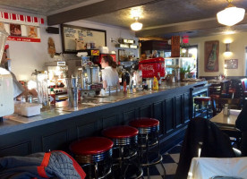 Reminisce Soda Fountain outside