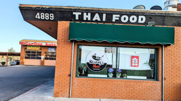 Narong's Thai Kitchen outside