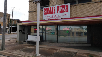 Romas Pizza outside