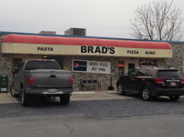 Brad's Pizza outside