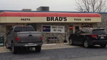 Brad's Pizza outside