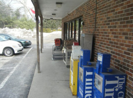 Rippy's Liquor Marketplace outside