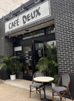 Café Deux outside