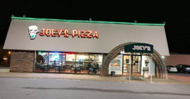 Joey's Pizza outside