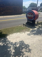 Wallys Pizza And Sub outside