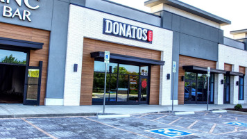 Donatos Pizza outside