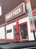 Tano's Pizza outside