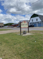 Mama Cow's Ice Cream Shop outside