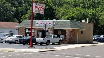 Bravo's Pizza outside