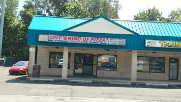 Tony's King Of Pizza outside