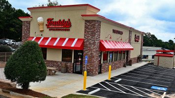 Freddy's Frozen Custard Steakburgers outside