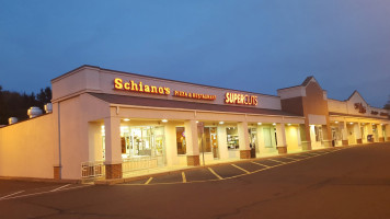 Schianos Pizza outside