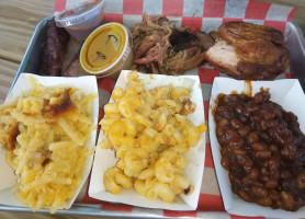 Mr. Woody's Smokin' -b-que food