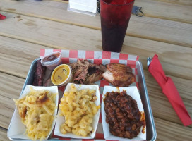 Mr. Woody's Smokin' -b-que food