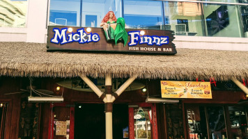 Mickie Finnz Fish House inside