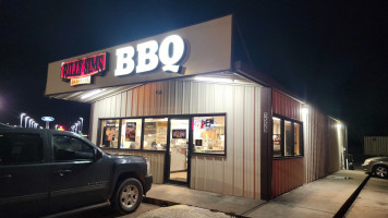 Billy Sims Bbq outside