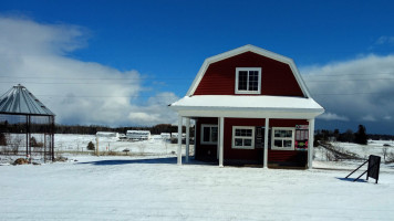 Mama Cow's Ice Cream Shop outside